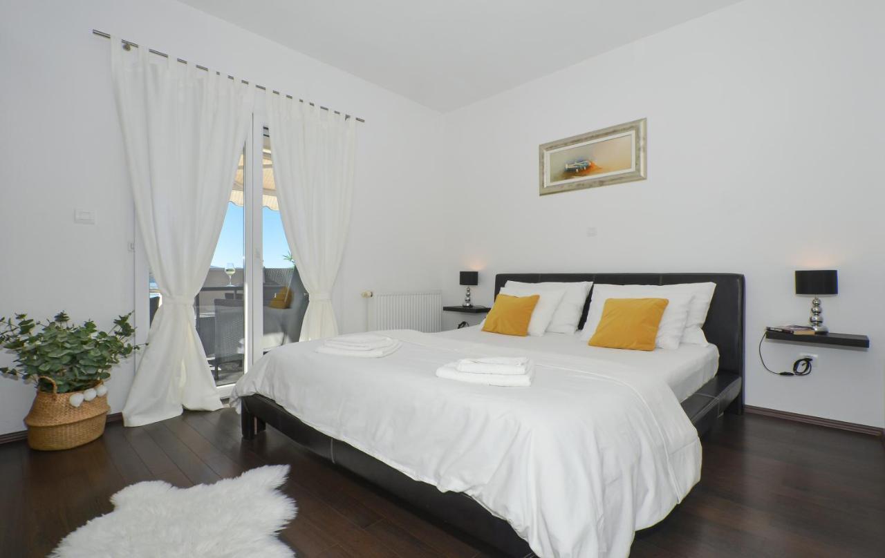 Copacabana Beach Apartments Traù Esterno foto
