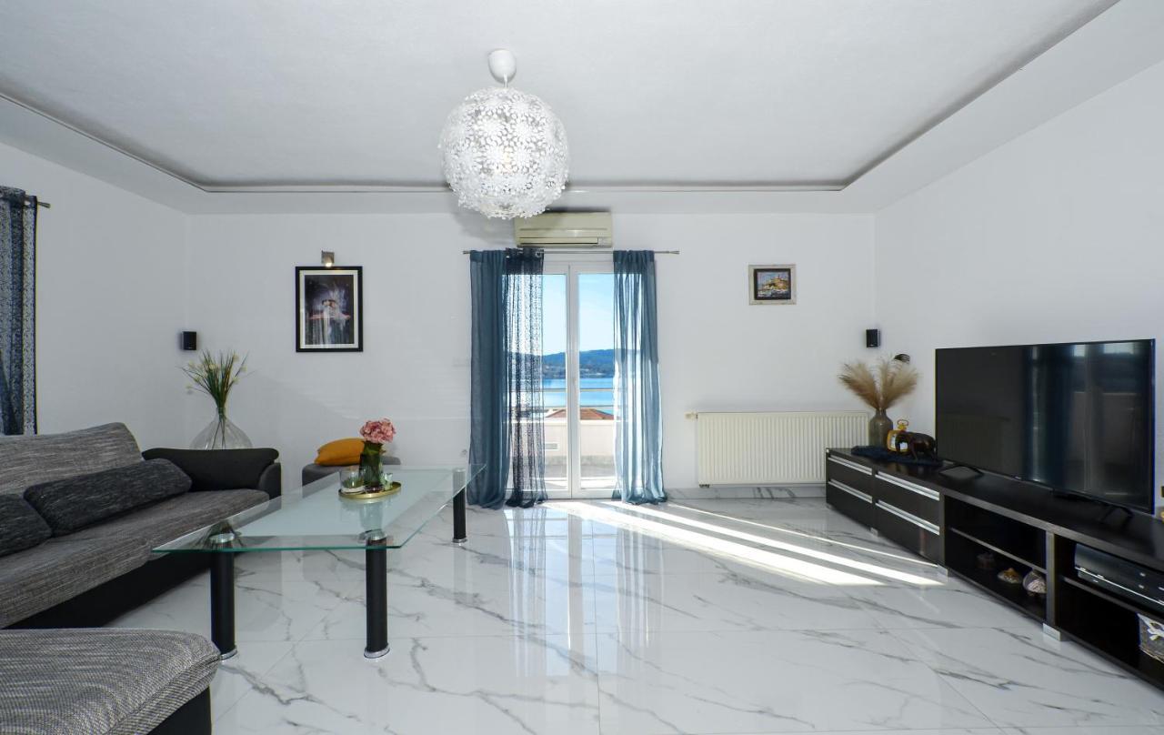 Copacabana Beach Apartments Traù Esterno foto