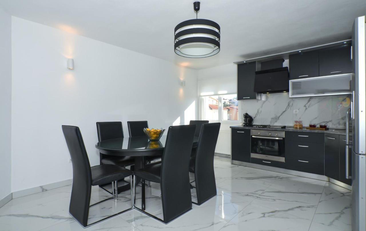 Copacabana Beach Apartments Traù Esterno foto